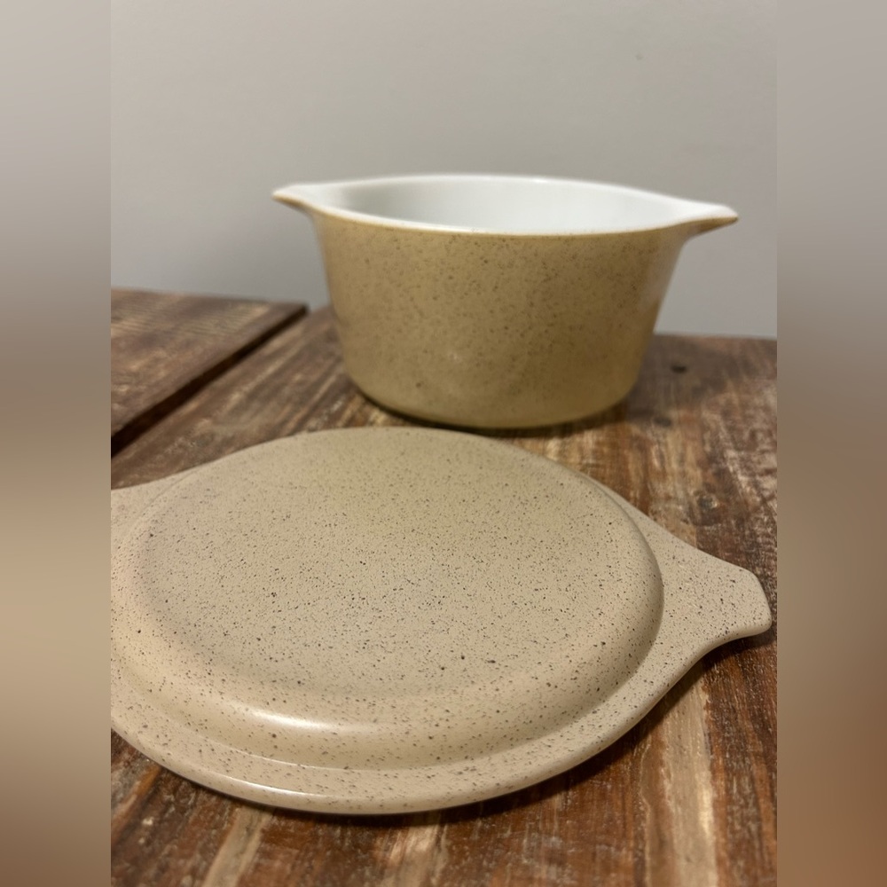 Vintage 70s Pyrex Homestead Speckled
Casserole Dish with Lid #473 1QT